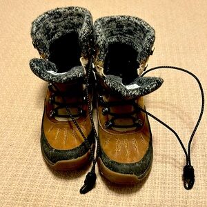 Hiking boots, size 7.5.  Lightly worn last winter. Excellent condition.